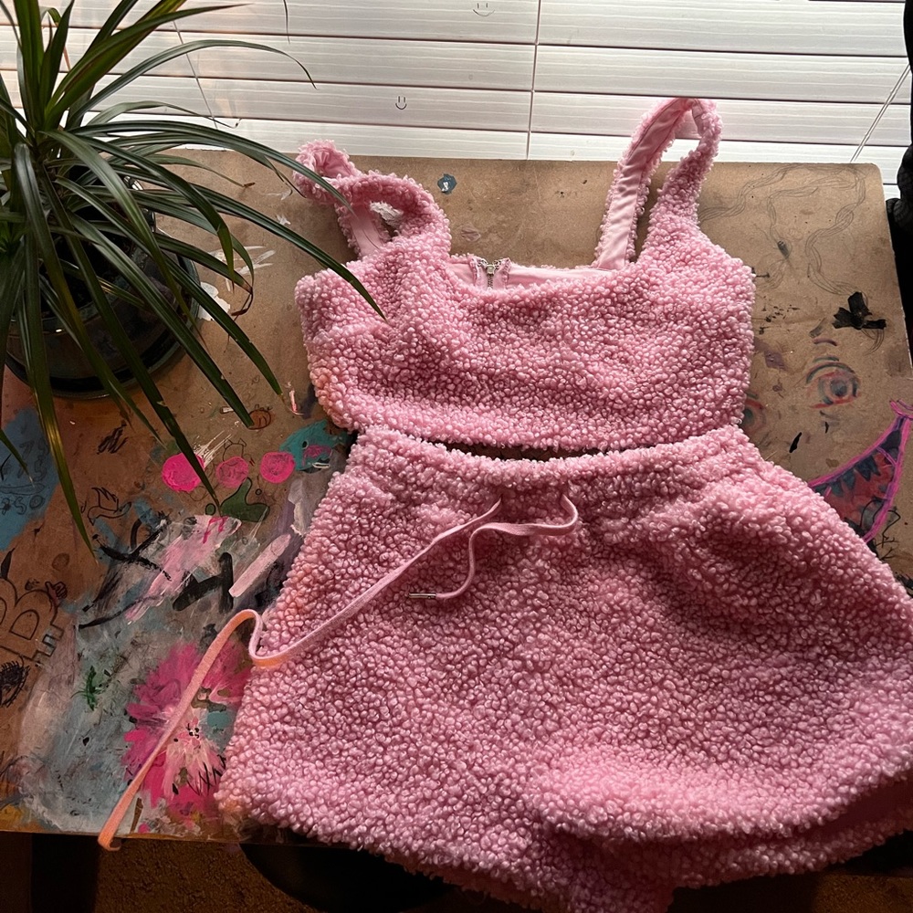Pink fluffy pajama set! Comfy and zipper for top!